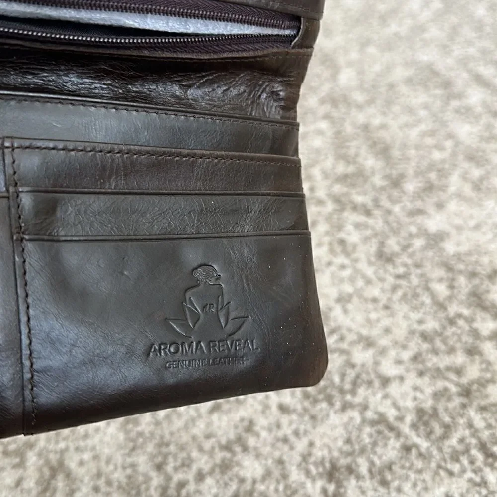 AROMA REVEAL Brown Leather Wallet